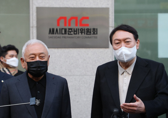 윤석열 국민의힘 대선후보가 12일 오후 영등포구 여의도 새시대준비위원회 사무실 앞에서 참석자들과 함께 현판 제막식을 마친 뒤 취재진의 질문에 답변하고 있다. [국회사진기자단]